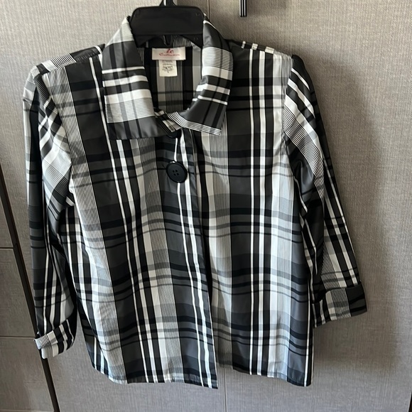 Polyester jacket with large buttons in front - Picture 1 of 3